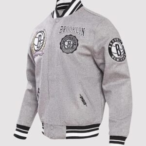 brooklyn-nets-pro-standard-crest-emblem-grey-varsity-jacket